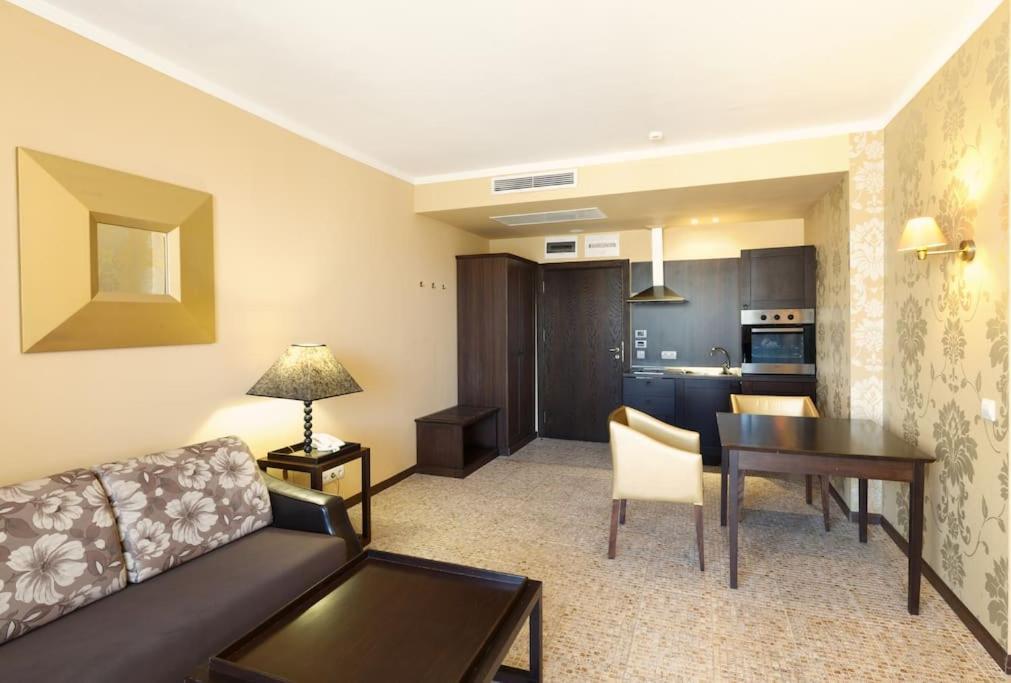 Royal Beach Apartment Barcello B Pantai Sunny Bagian luar foto